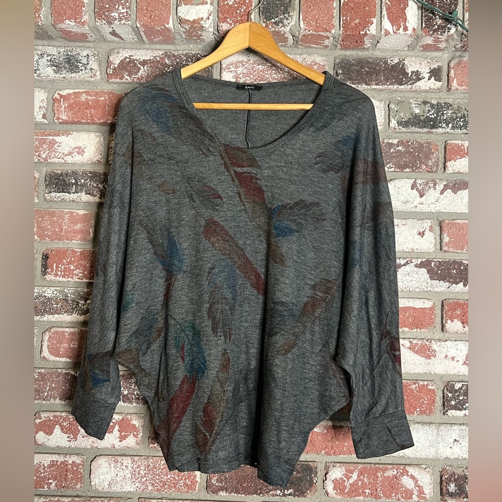 ENTI Gray Feather Print Long Sleeve Top